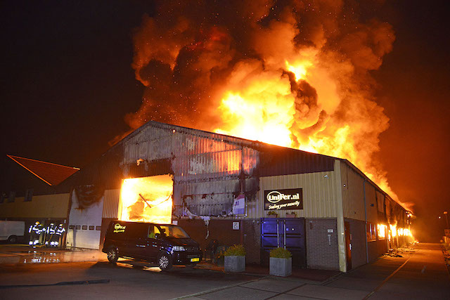 2017/172/20170828-05u14 GB 004 Zeer grote brand Raasdorperweg.jpg